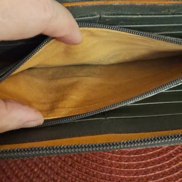 GUCCI Brown Zip Around Wallet - Picture 9 of 10